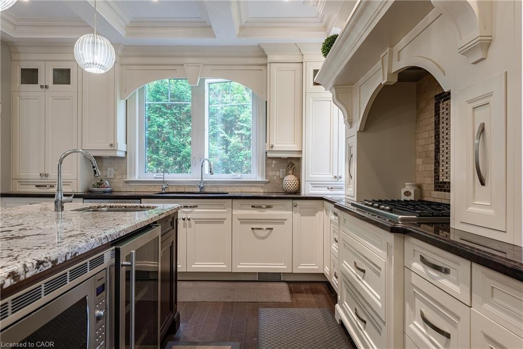 108 Livno Common, Oakville, ON - Indoor Photo Showing Kitchen With Upgraded Kitchen