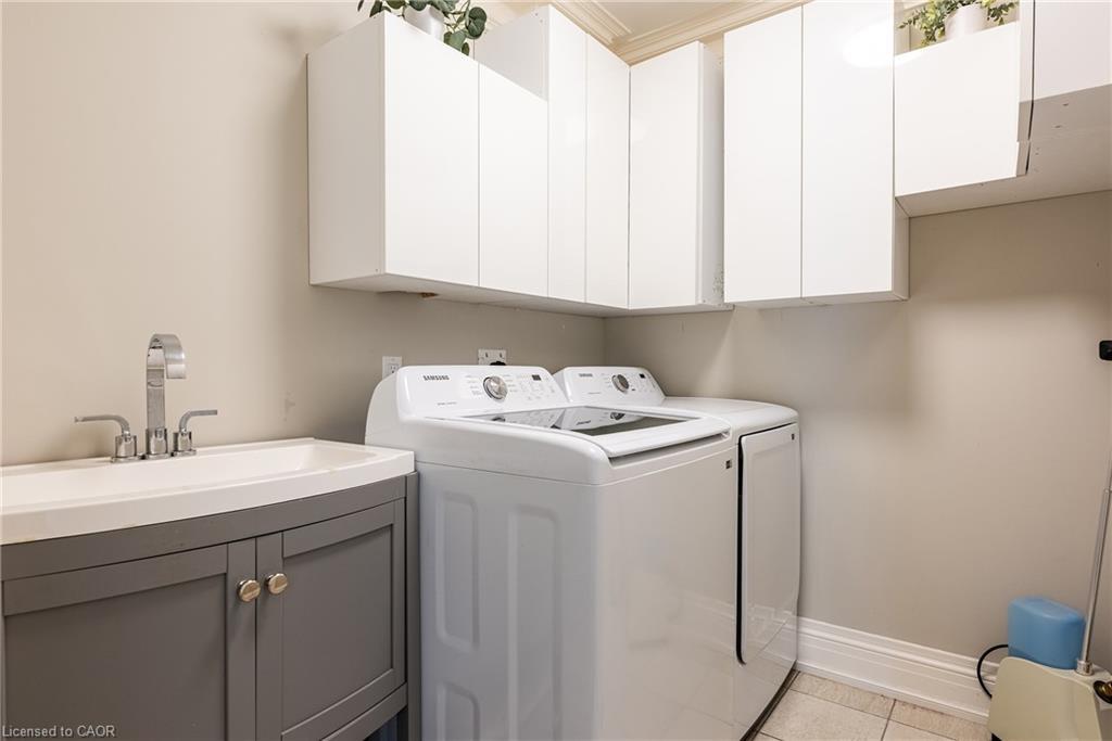 108 Livno Common, Oakville, ON - Indoor Photo Showing Laundry Room