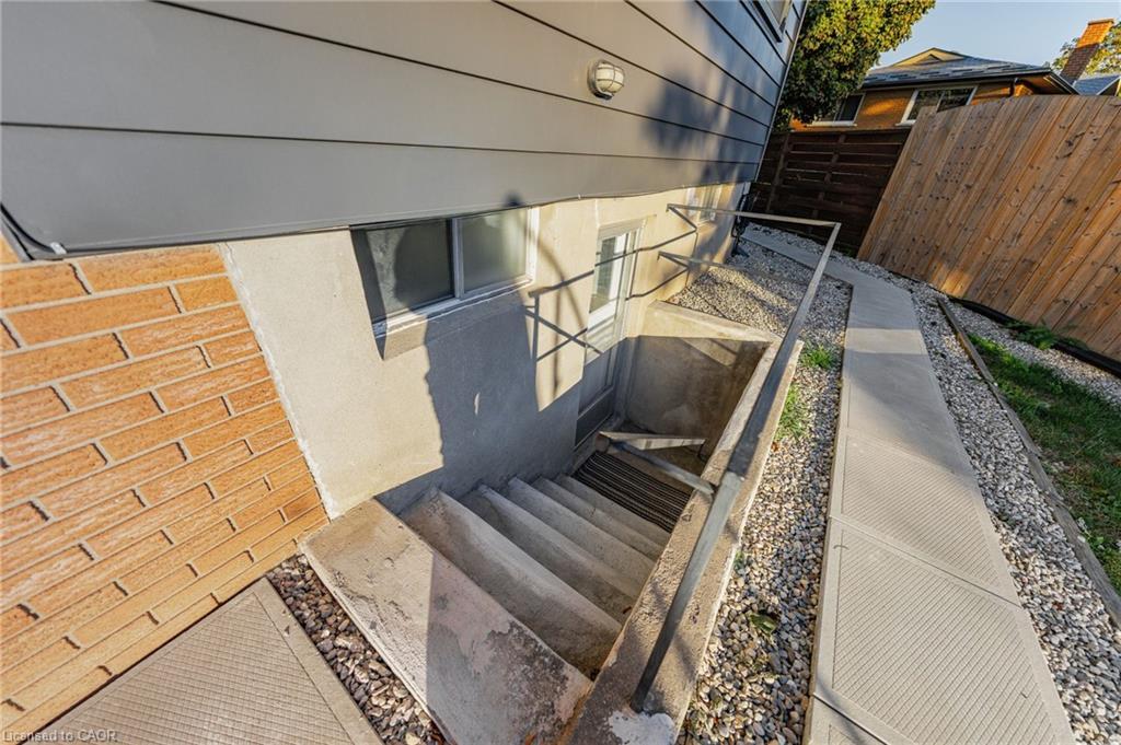 Lower-19 Elm Ridge Drive, Kitchener, ON - Outdoor