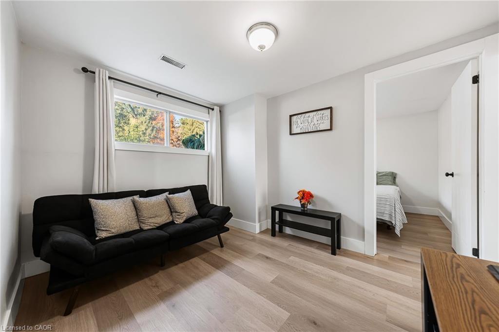 Lower-19 Elm Ridge Drive, Kitchener, ON - Indoor Photo Showing Living Room
