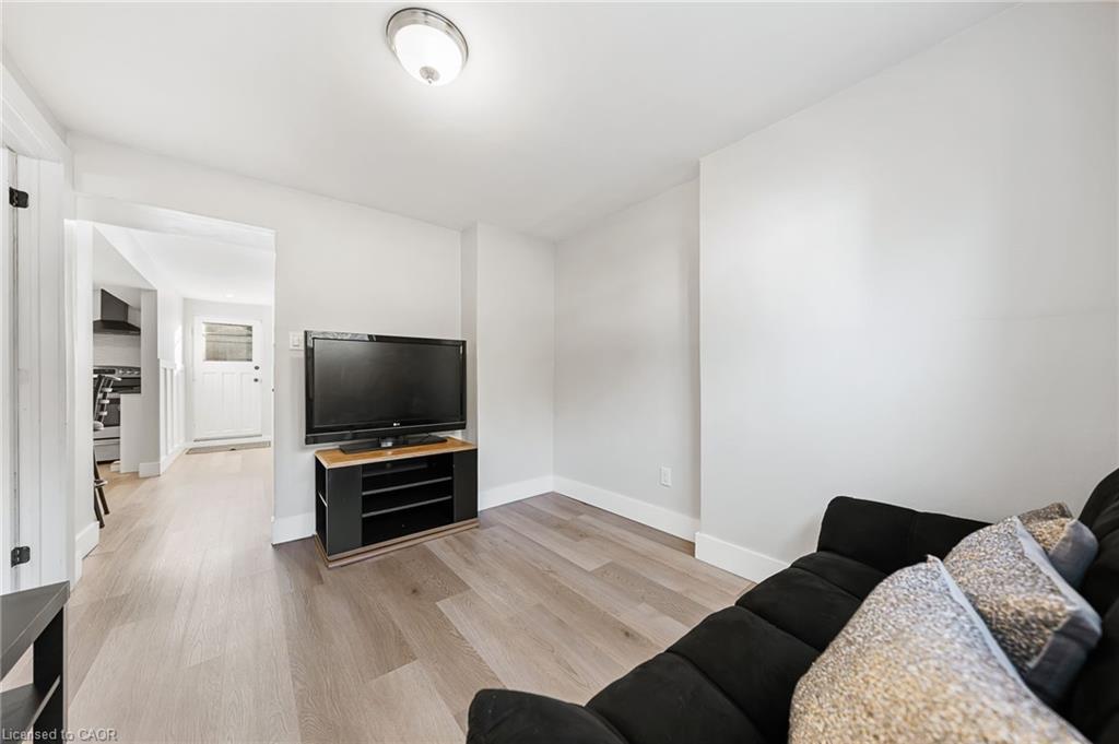 Lower-19 Elm Ridge Drive, Kitchener, ON - Indoor Photo Showing Living Room