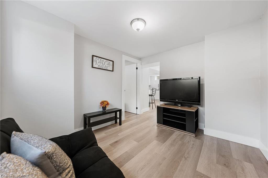 Lower-19 Elm Ridge Drive, Kitchener, ON - Indoor Photo Showing Living Room