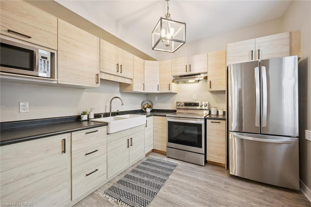 16-18 St Andrews Street, Cambridge, ON - Indoor Photo Showing Kitchen
