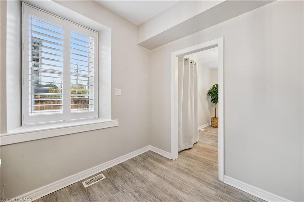 16-18 St Andrews Street, Cambridge, ON - Indoor Photo Showing Other Room