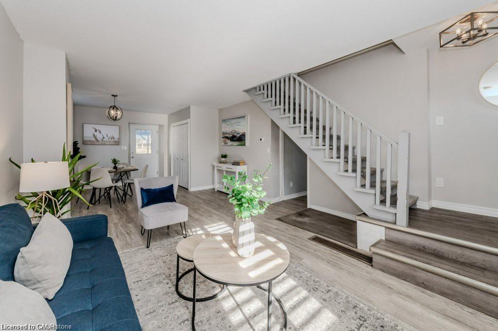 16-18 St Andrews Street, Cambridge, ON - Indoor Photo Showing Living Room