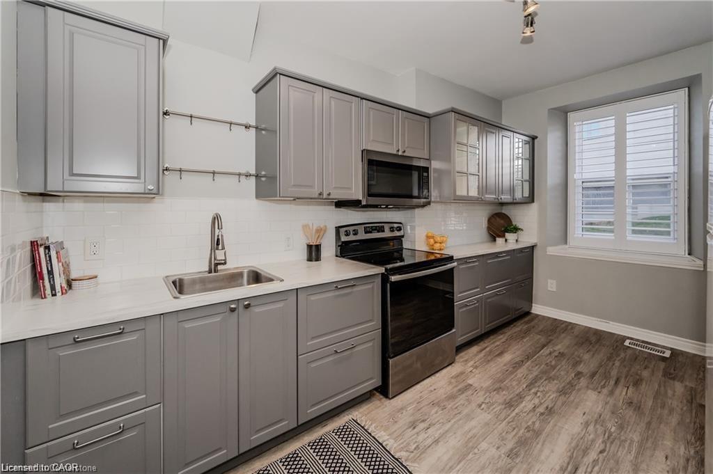 16-18 St Andrews Street, Cambridge, ON - Indoor Photo Showing Kitchen