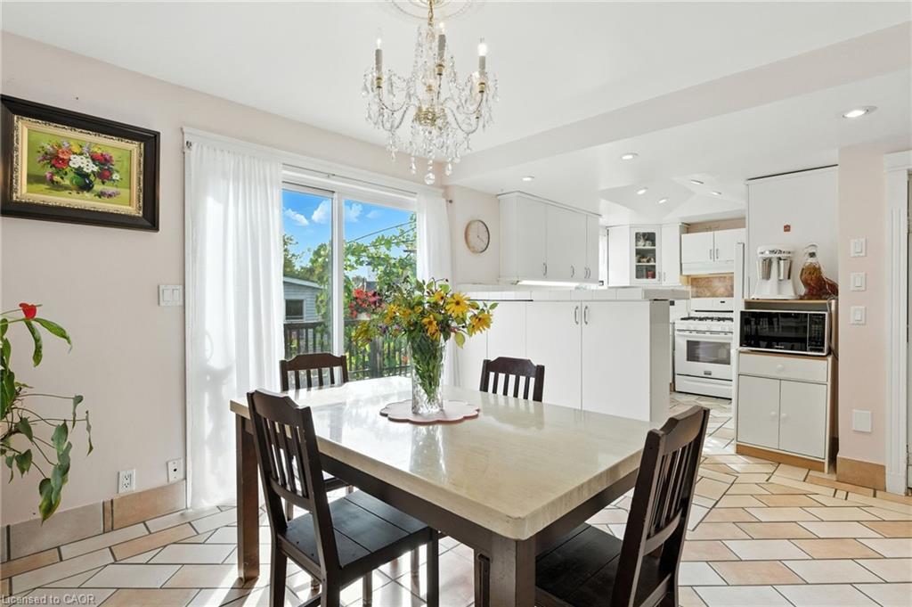 39 Clayburn Avenue, St. Catharines, ON - Indoor Photo Showing Dining Room
