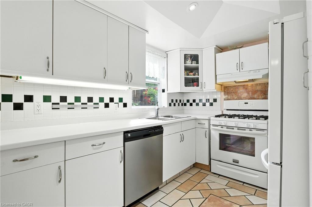 39 Clayburn Avenue, St. Catharines, ON - Indoor Photo Showing Kitchen