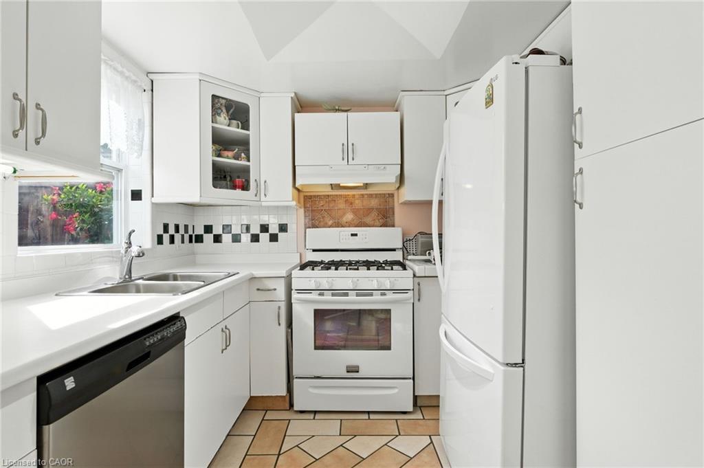 39 Clayburn Avenue, St. Catharines, ON - Indoor Photo Showing Kitchen With Double Sink