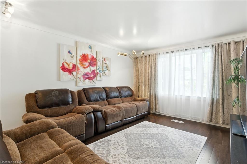 39 Clayburn Avenue, St. Catharines, ON - Indoor Photo Showing Living Room