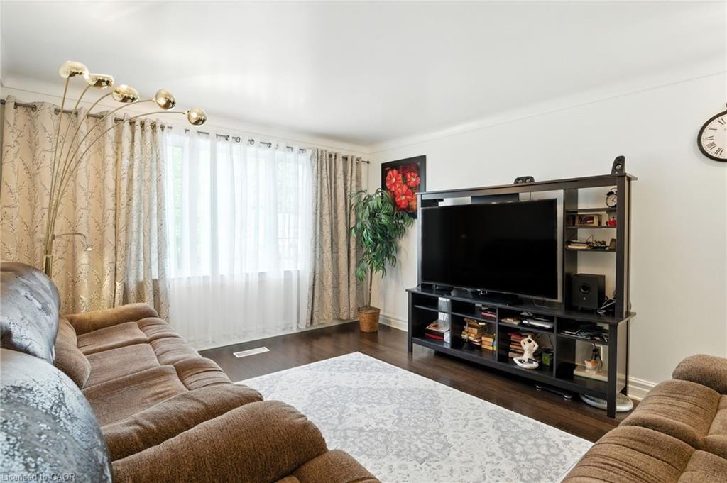 39 Clayburn Avenue, St. Catharines, ON - Indoor Photo Showing Living Room