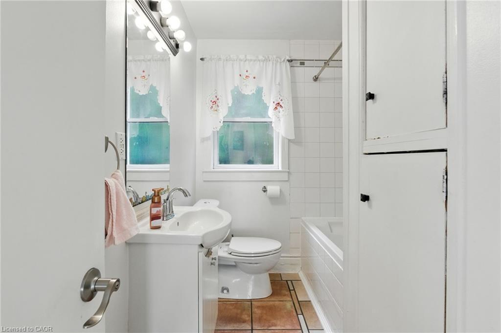 39 Clayburn Avenue, St. Catharines, ON - Indoor Photo Showing Bathroom