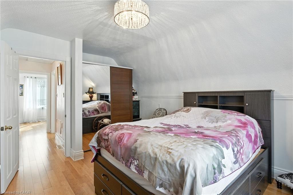 39 Clayburn Avenue, St. Catharines, ON - Indoor Photo Showing Bedroom