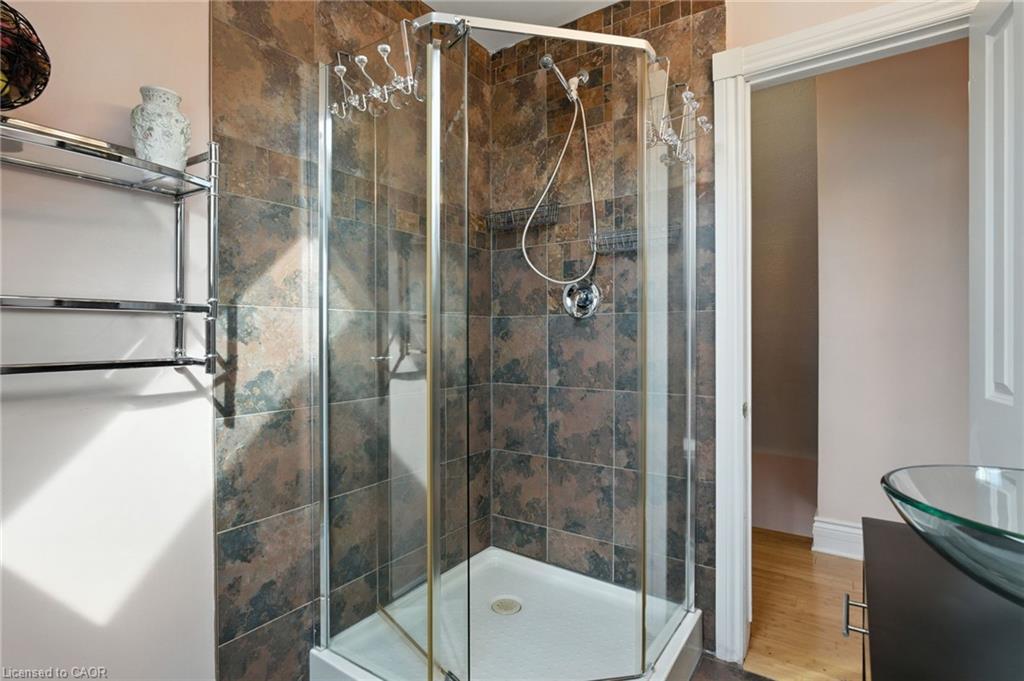 39 Clayburn Avenue, St. Catharines, ON - Indoor Photo Showing Bathroom