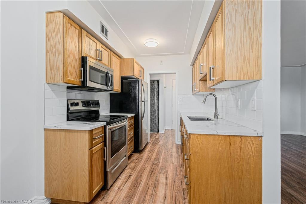 203-11 Woodman Drive, Hamilton, ON - Indoor Photo Showing Kitchen