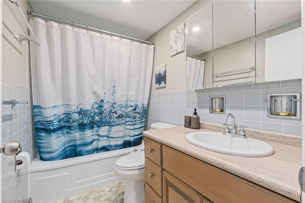 203-11 Woodman Drive, Hamilton, ON - Indoor Photo Showing Bathroom