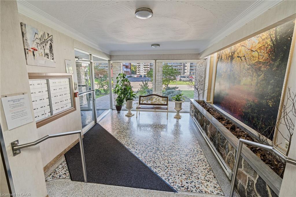 203-11 Woodman Drive, Hamilton, ON - Indoor Photo Showing Other Room