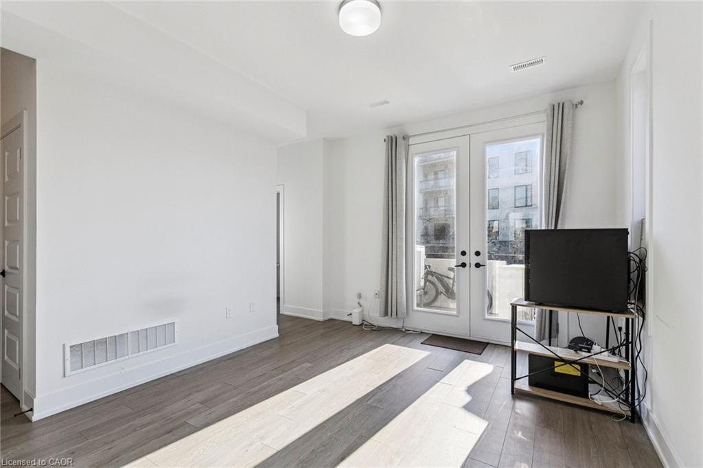 62-99 Roger Street, Waterloo, ON - Indoor Photo Showing Other Room