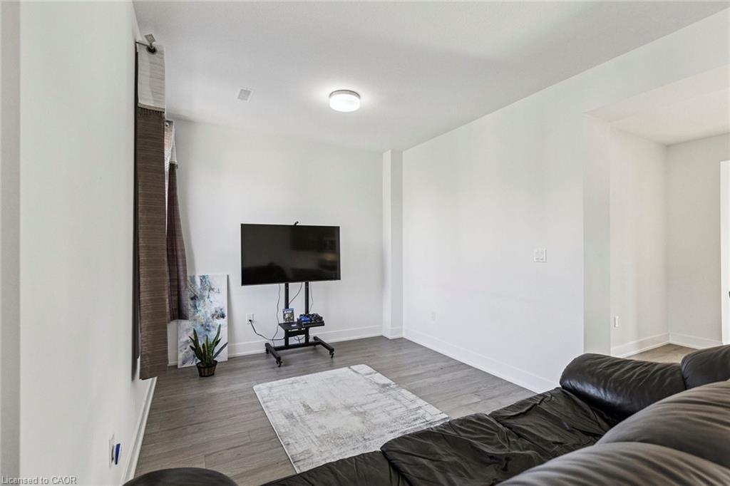 62-99 Roger Street, Waterloo, ON - Indoor Photo Showing Living Room