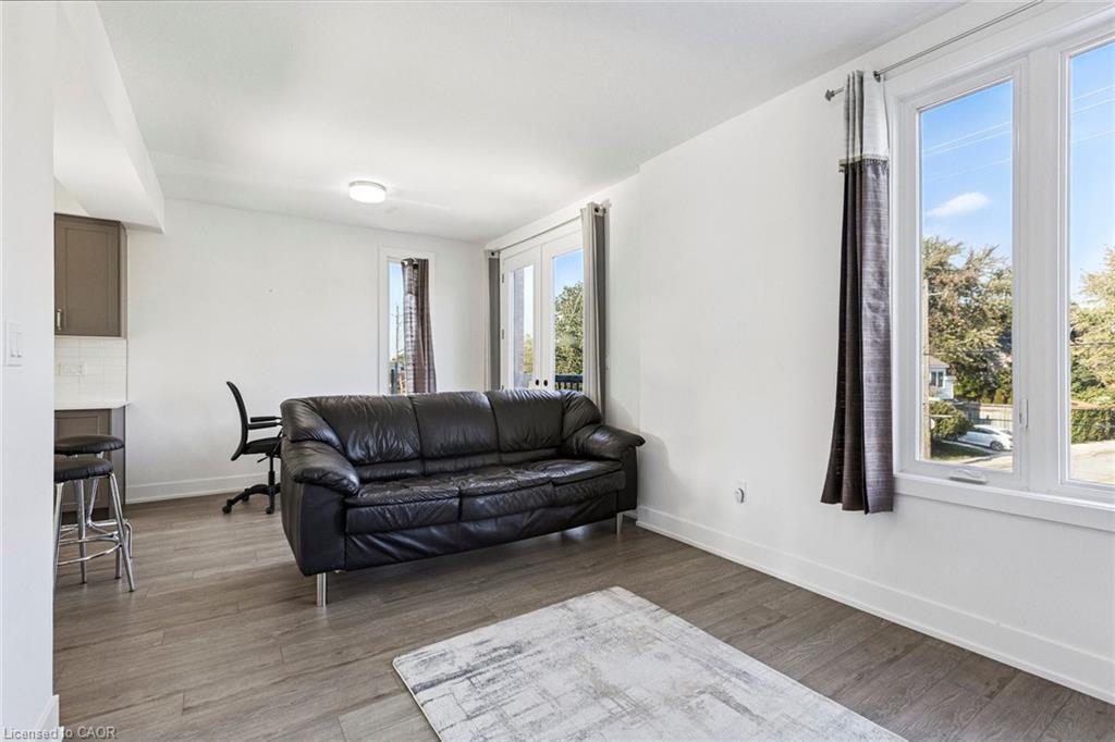 62-99 Roger Street, Waterloo, ON - Indoor Photo Showing Living Room