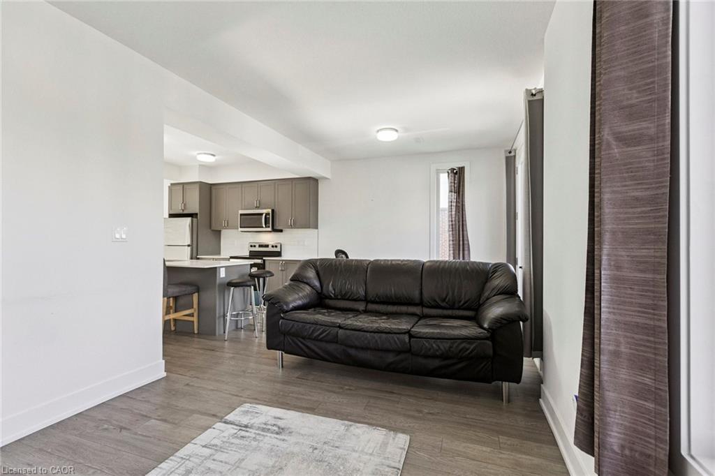 62-99 Roger Street, Waterloo, ON - Indoor Photo Showing Living Room