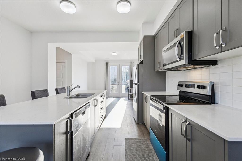 62-99 Roger Street, Waterloo, ON - Indoor Photo Showing Kitchen With Stainless Steel Kitchen With Double Sink With Upgraded Kitchen