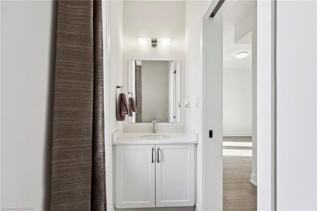 62-99 Roger Street, Waterloo, ON - Indoor Photo Showing Bathroom