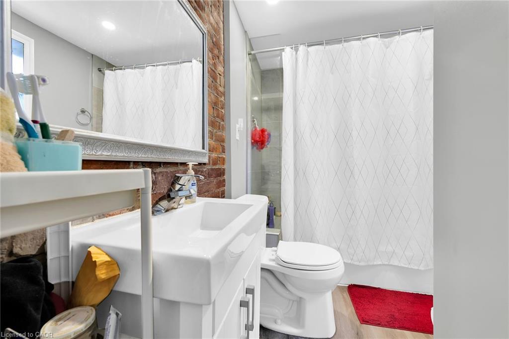 129 Dundurn Street N, Hamilton, ON - Indoor Photo Showing Bathroom