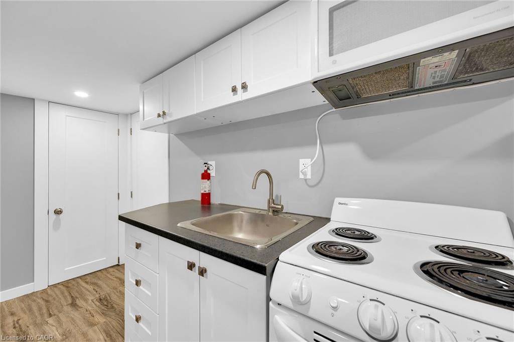 129 Dundurn Street N, Hamilton, ON - Indoor Photo Showing Kitchen