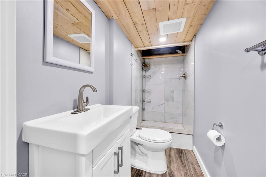 129 Dundurn Street N, Hamilton, ON - Indoor Photo Showing Bathroom