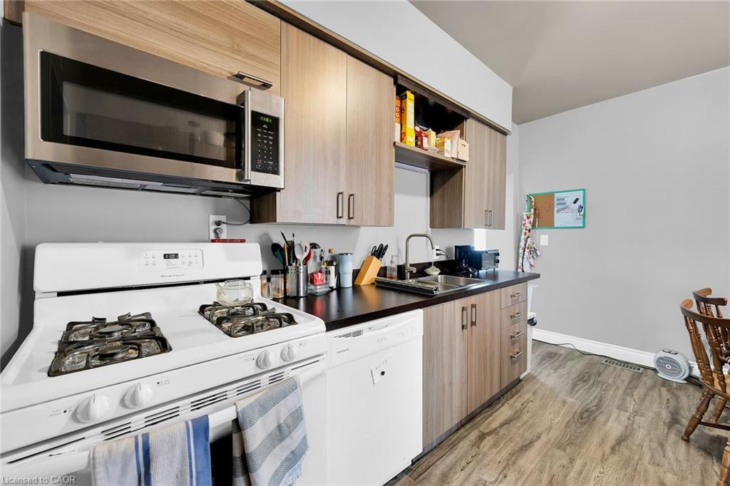 129 Dundurn Street N, Hamilton, ON - Indoor Photo Showing Kitchen