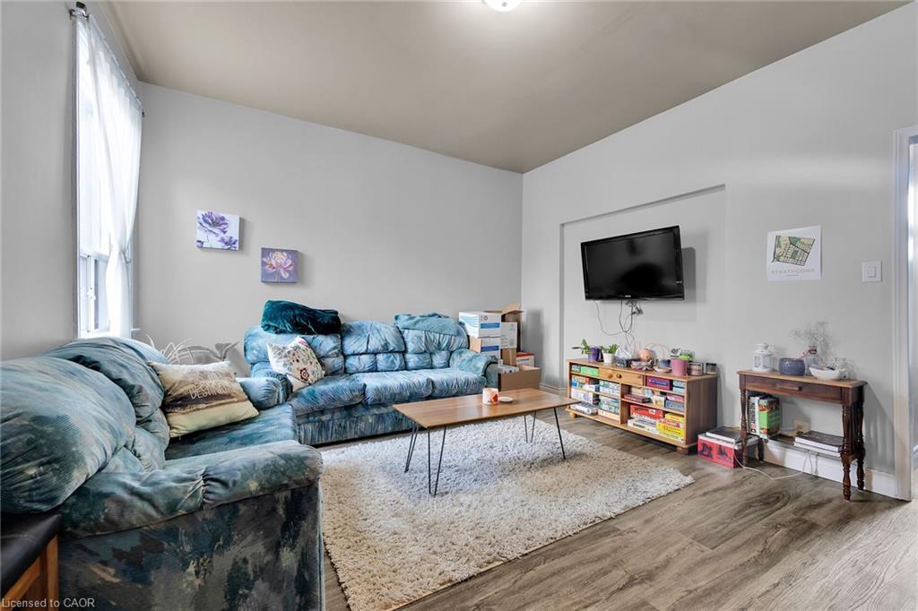 129 Dundurn Street N, Hamilton, ON - Indoor Photo Showing Living Room