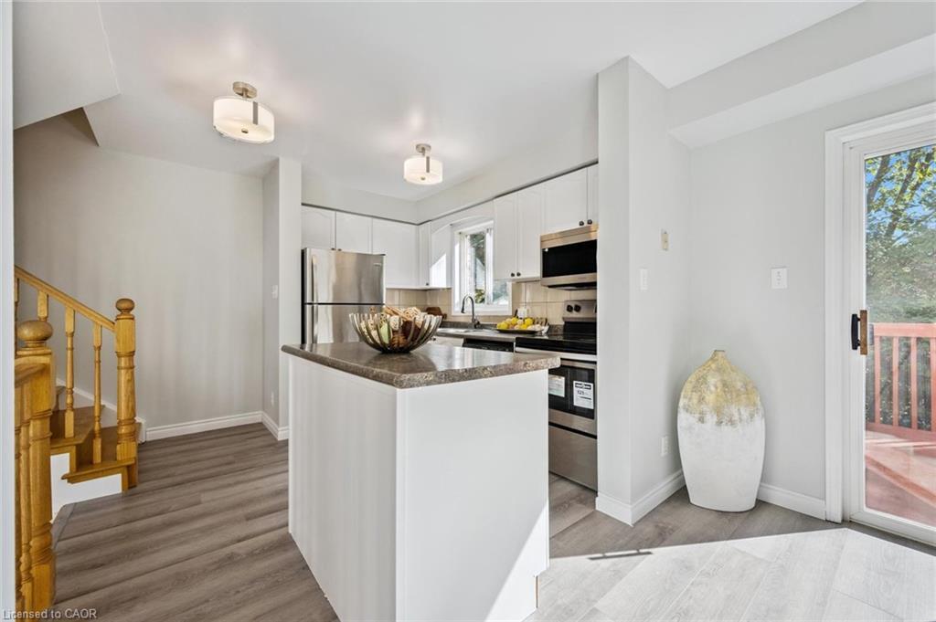 409 Laurel Gate Drive, Waterloo, ON - Indoor Photo Showing Kitchen