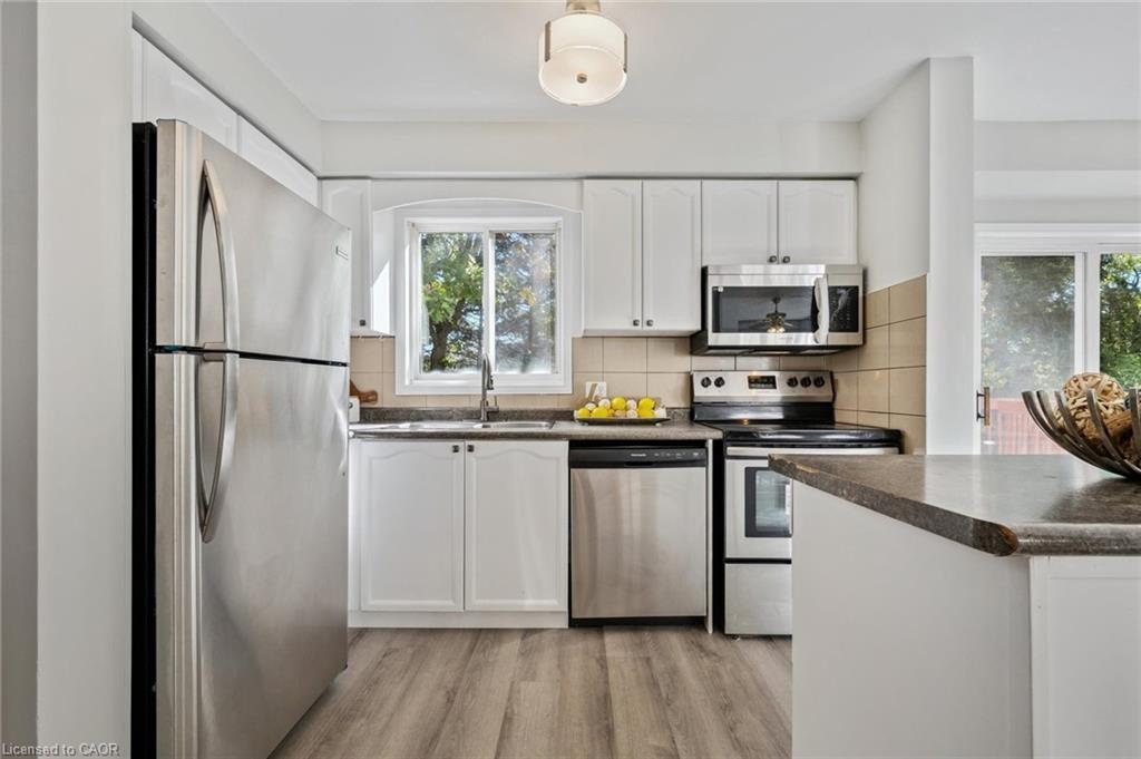 409 Laurel Gate Drive, Waterloo, ON - Indoor Photo Showing Kitchen With Stainless Steel Kitchen