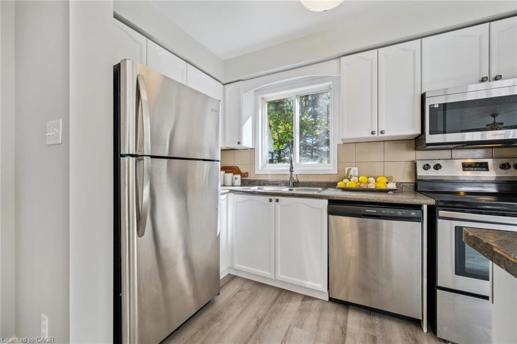 409 Laurel Gate Drive, Waterloo, ON - Indoor Photo Showing Kitchen With Stainless Steel Kitchen With Double Sink