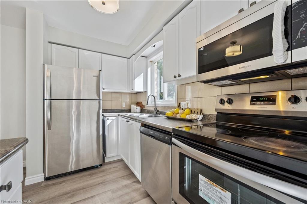 409 Laurel Gate Drive, Waterloo, ON - Indoor Photo Showing Kitchen With Stainless Steel Kitchen