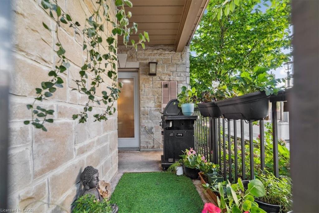 102-70 Stewart Street, Oakville, ON - Outdoor
