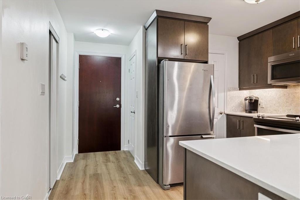 102-70 Stewart Street, Oakville, ON - Indoor Photo Showing Kitchen