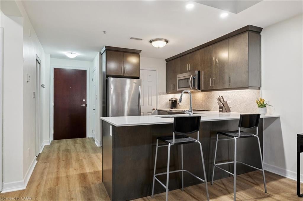 102-70 Stewart Street, Oakville, ON - Indoor Photo Showing Kitchen With Upgraded Kitchen
