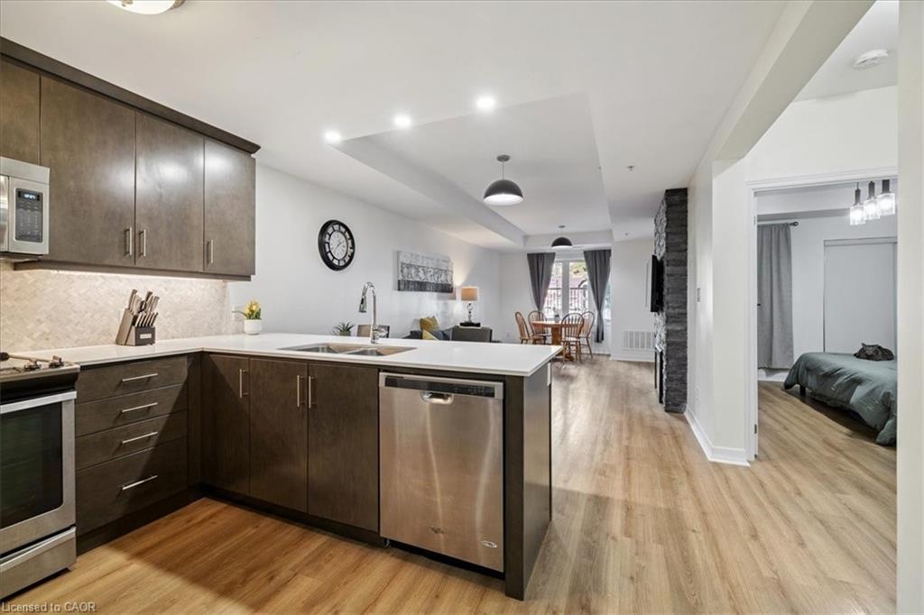 102-70 Stewart Street, Oakville, ON - Indoor Photo Showing Kitchen With Double Sink With Upgraded Kitchen