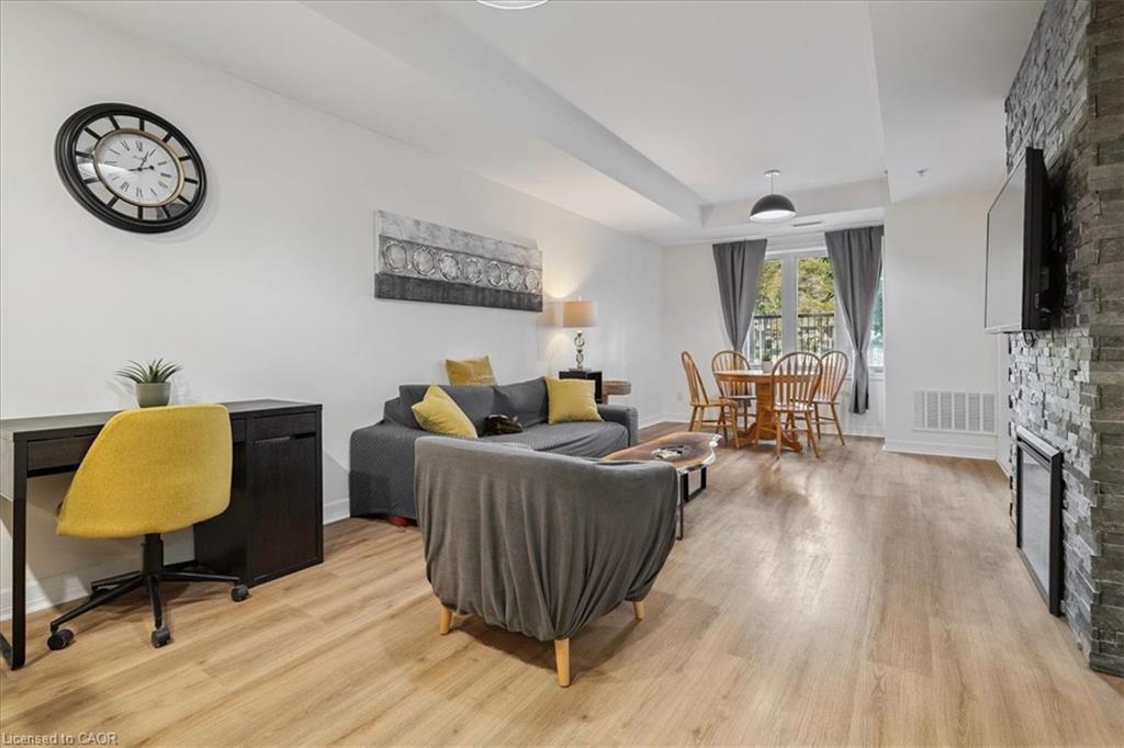 102-70 Stewart Street, Oakville, ON - Indoor Photo Showing Living Room