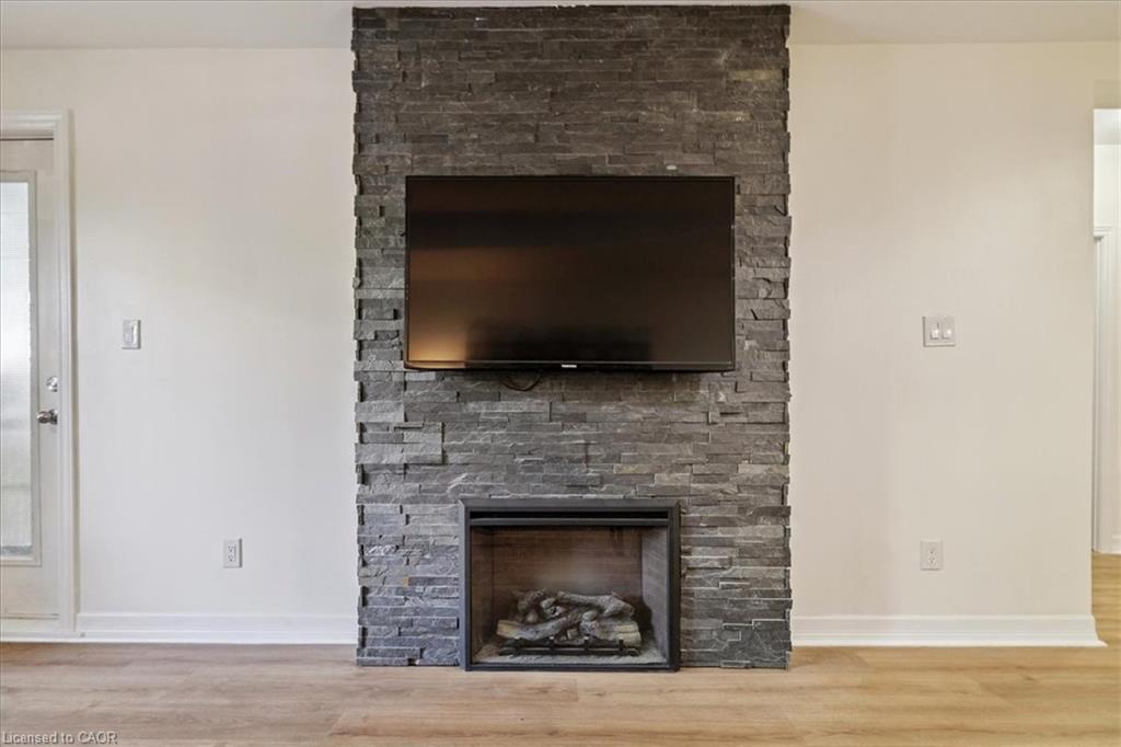 102-70 Stewart Street, Oakville, ON - Indoor Photo Showing Living Room With Fireplace