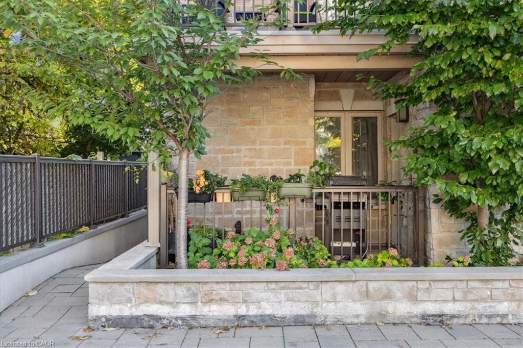 102-70 Stewart Street, Oakville, ON - Outdoor