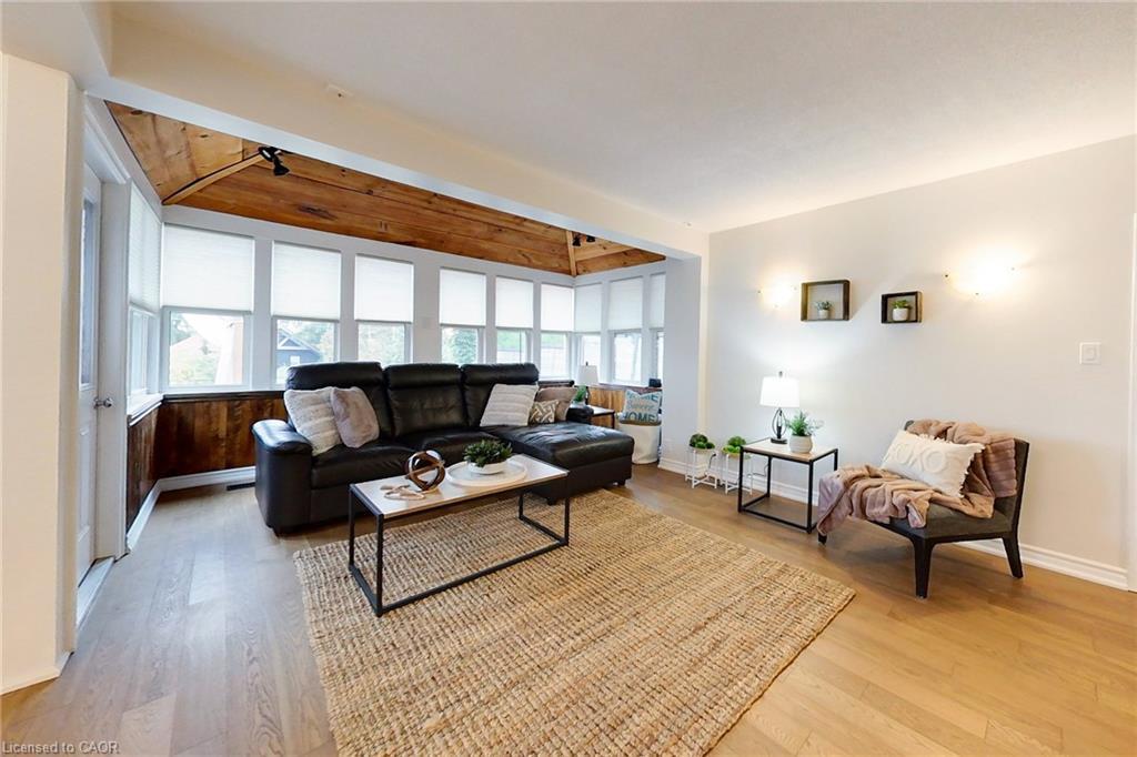50 Holly Trail, Puslinch, ON - Indoor Photo Showing Living Room