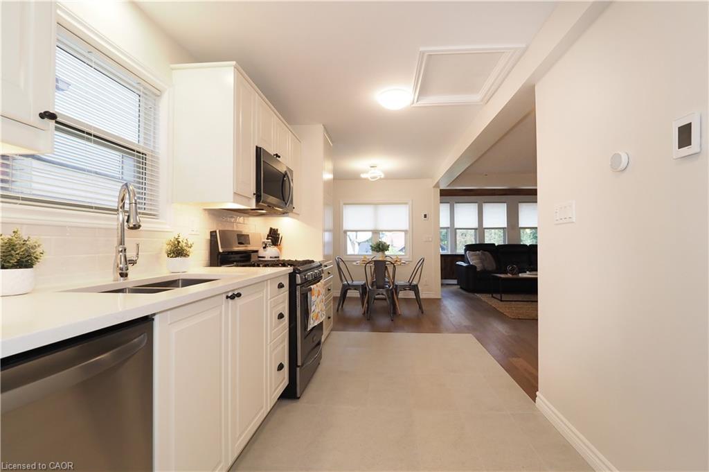 50 Holly Trail, Puslinch, ON - Indoor Photo Showing Kitchen With Double Sink