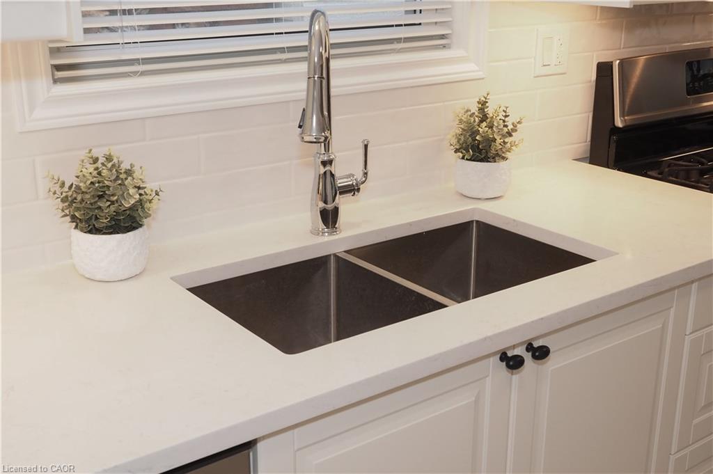 50 Holly Trail, Puslinch, ON - Indoor Photo Showing Kitchen With Double Sink