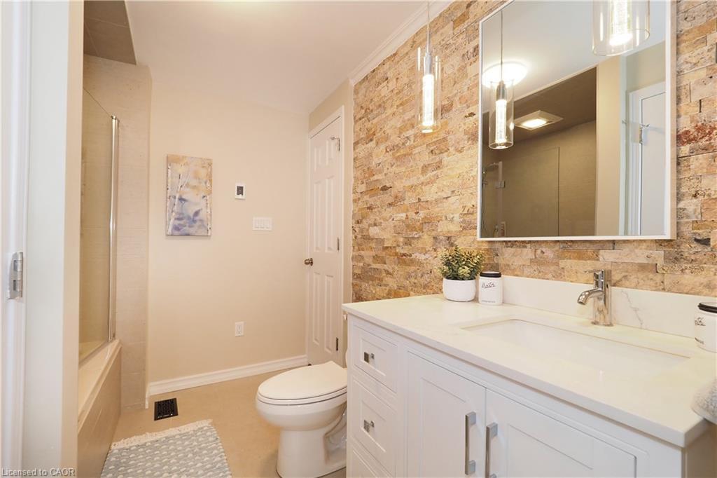50 Holly Trail, Puslinch, ON - Indoor Photo Showing Bathroom