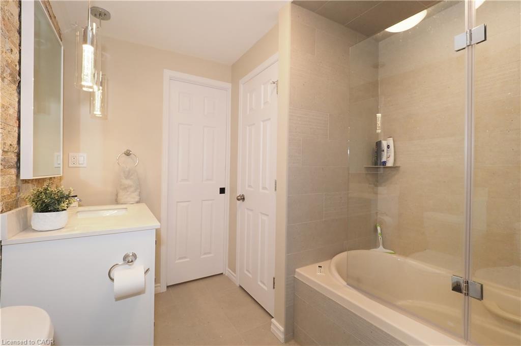 50 Holly Trail, Puslinch, ON - Indoor Photo Showing Bathroom