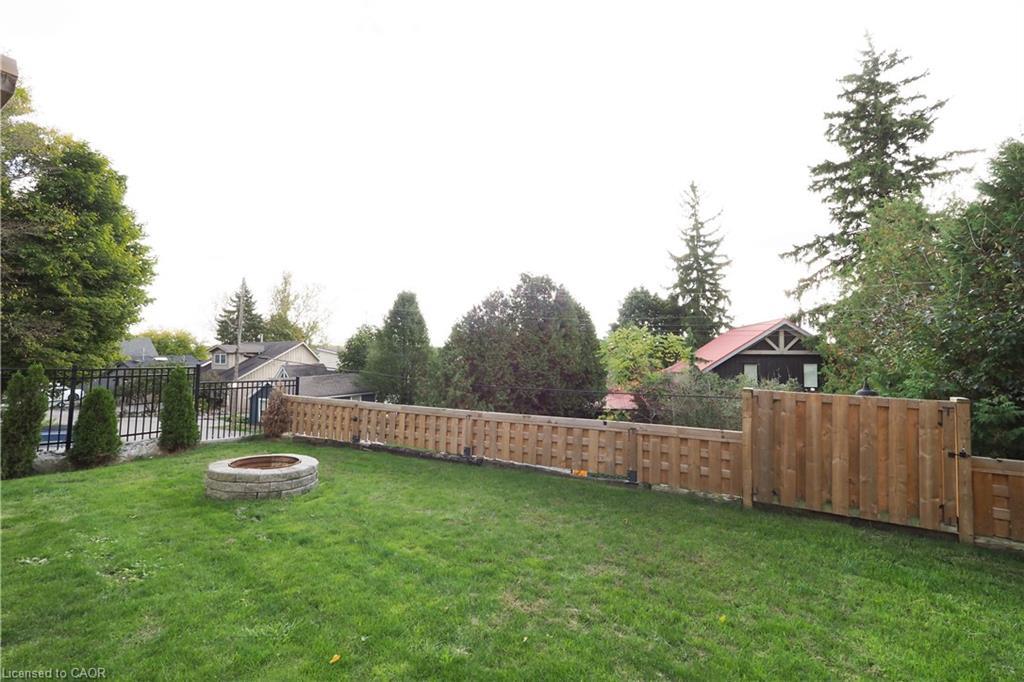 50 Holly Trail, Puslinch, ON - Outdoor With Backyard