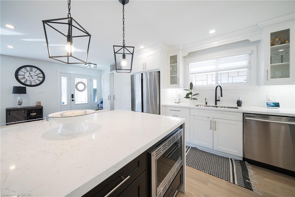 662 Mohawk Road W, Hamilton, ON - Indoor Photo Showing Kitchen With Double Sink With Upgraded Kitchen